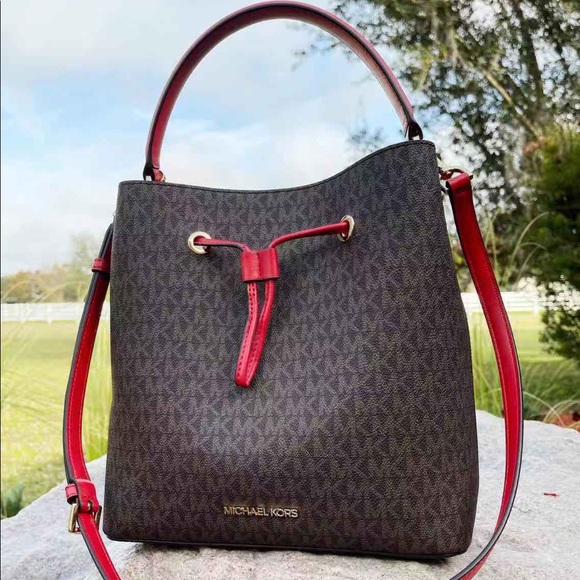 Gaby’sBags💕NWT Michael Kors Bucket Bag/Crossbody - Picture 3 of 9